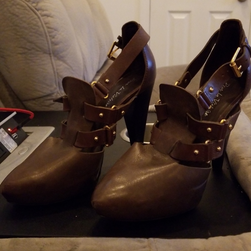 Pour La Victoire Heels